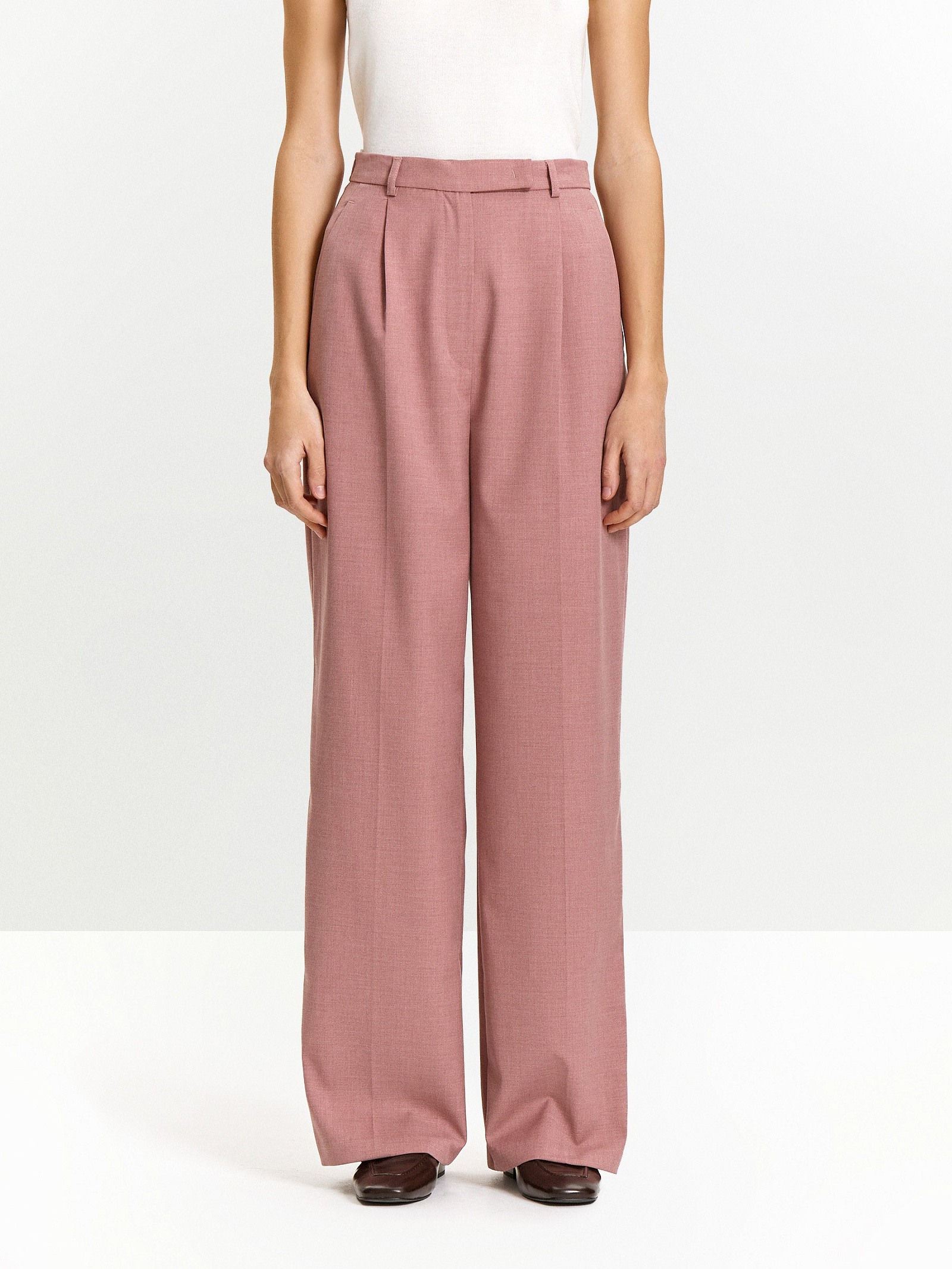 Брюки широкого кроя с защипами